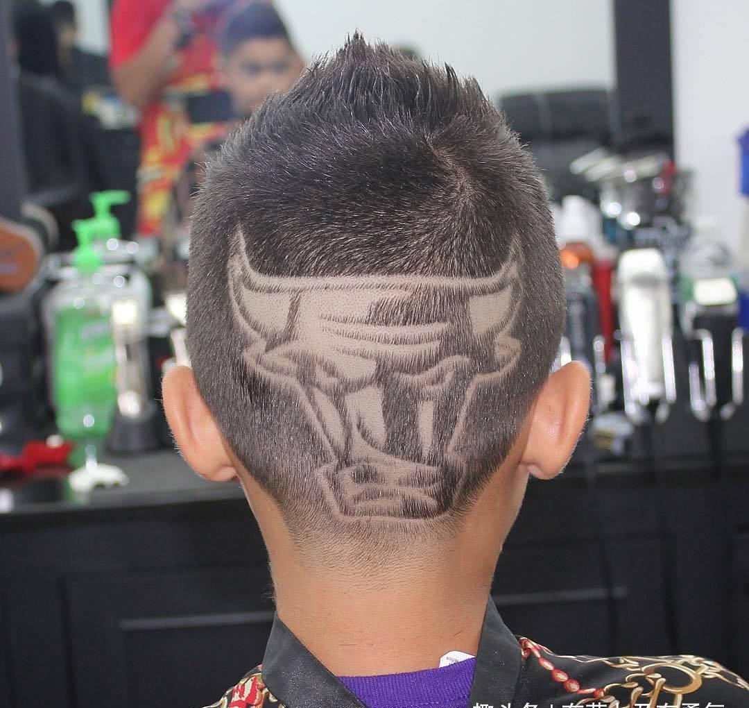 现在的理发师不容易,没点画画功底都不敢剪男士发型了