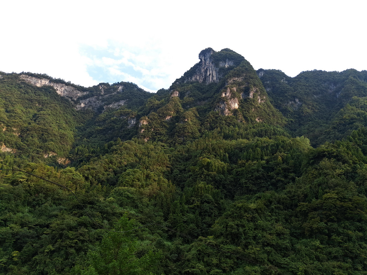 常德石门县壶瓶山镇东山峰农场,峭壁石涧,木屋冬瓜紫苏