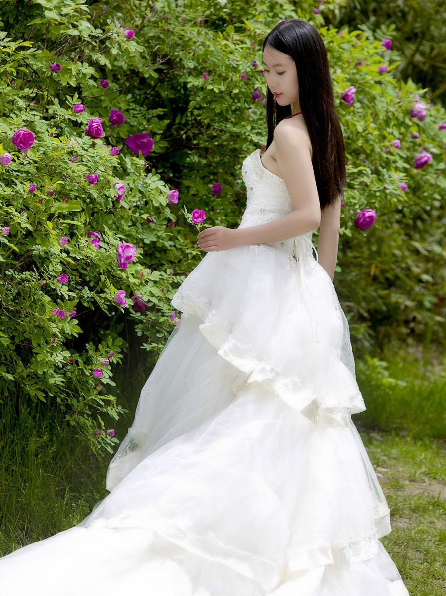 一个衣着洁白的婚纱要出嫁的美丽新娘