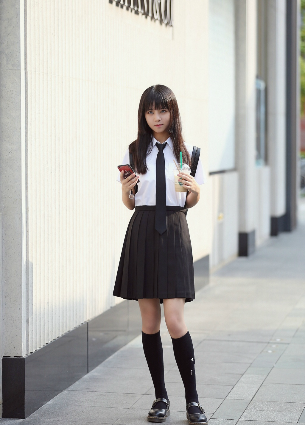 美女穿连帽卫衣配帆布鞋长筒袜,率真可爱,像小精灵般调皮