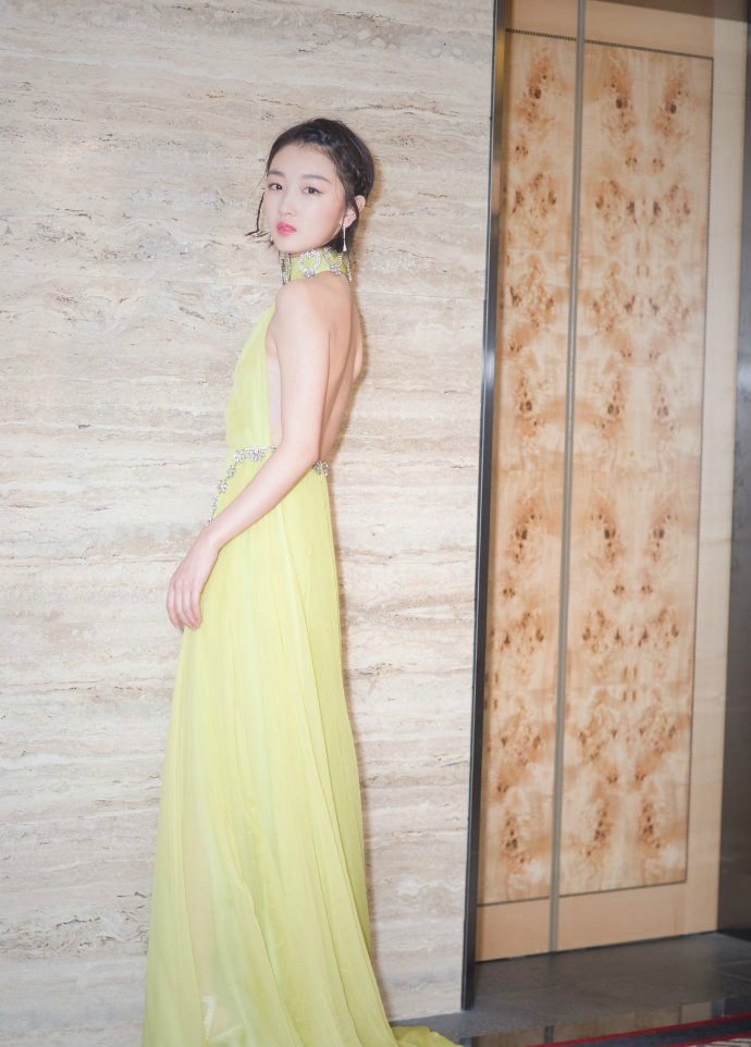 周冬雨穿burberry礼服走金马奖红毯后背没有任何遮挡物