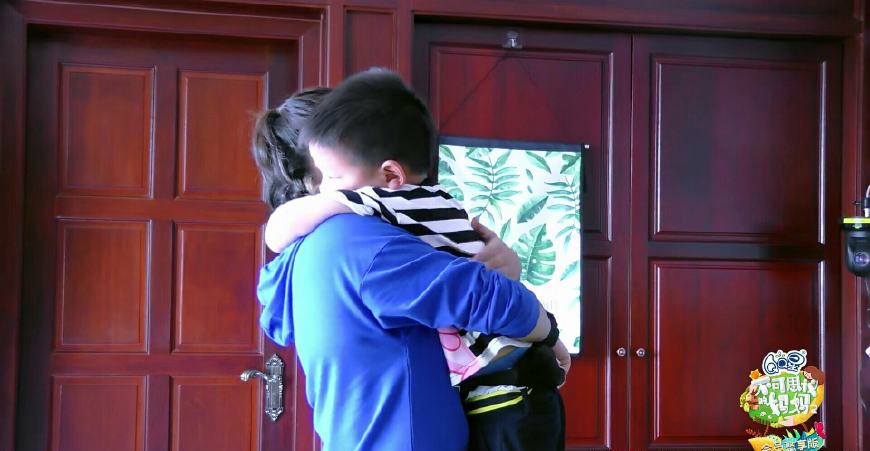 看了很心疼孩子!但是在七宝撒谎时何洁的态度并没有很严厉,甚至依旧