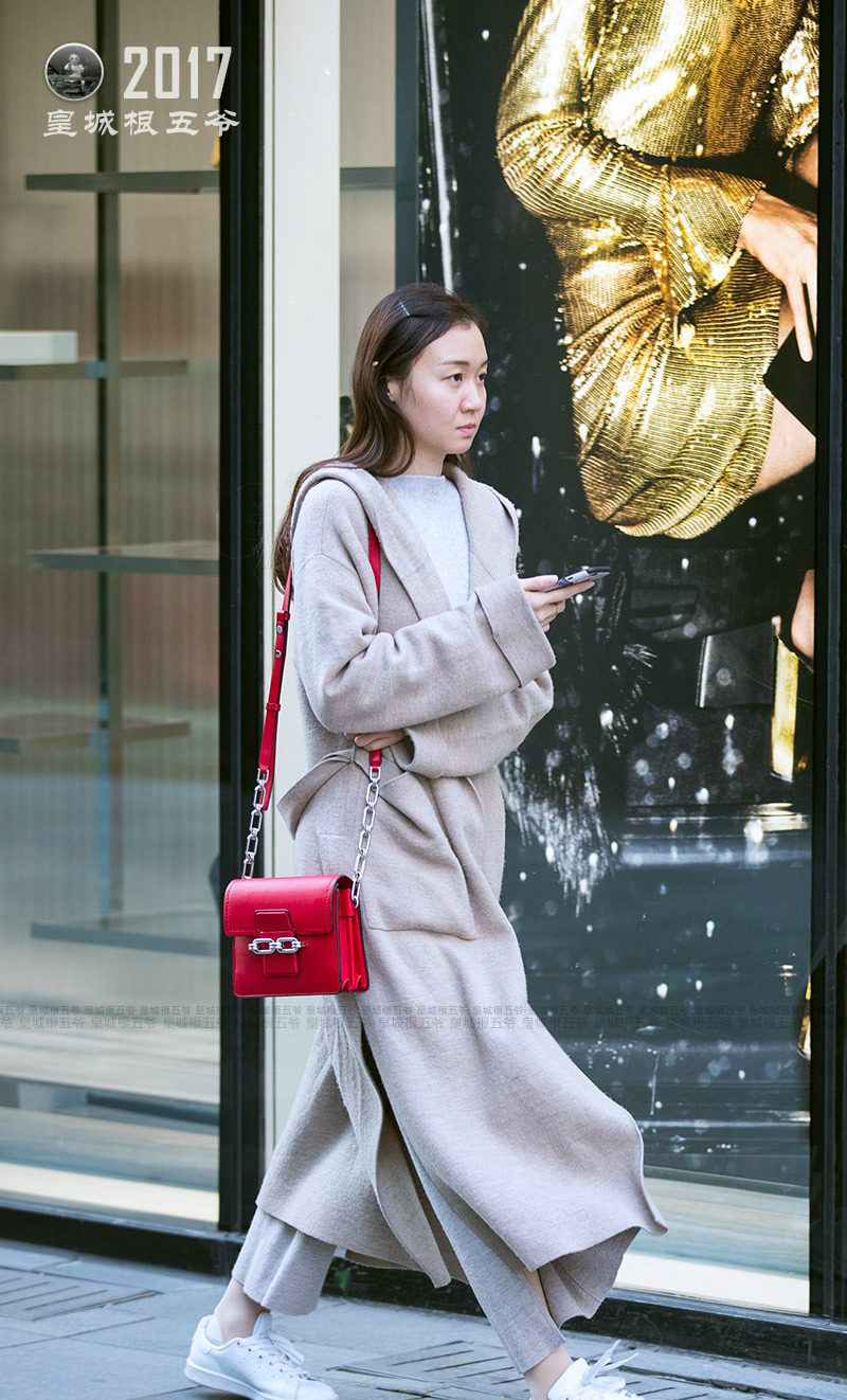 北京美女街拍冬季这样穿才养眼,女孩们在冬天可谓是费尽心思琢磨如何