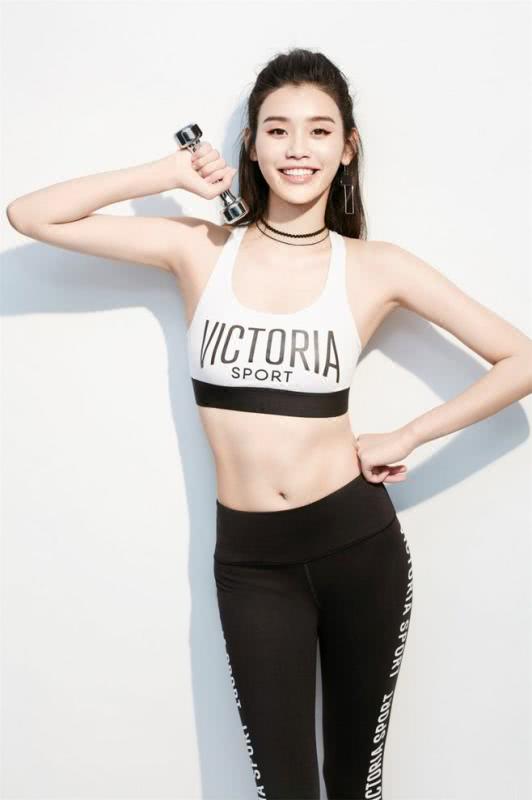 奚梦瑶身穿小背心配运动休闲裤秀火辣身材网友不愧是模特