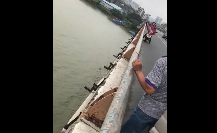 揭阳榕华桥上有人跳河轻生,救护人员及时到场救援