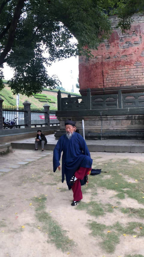 八十岁武当老道舞剑 @微博旅游