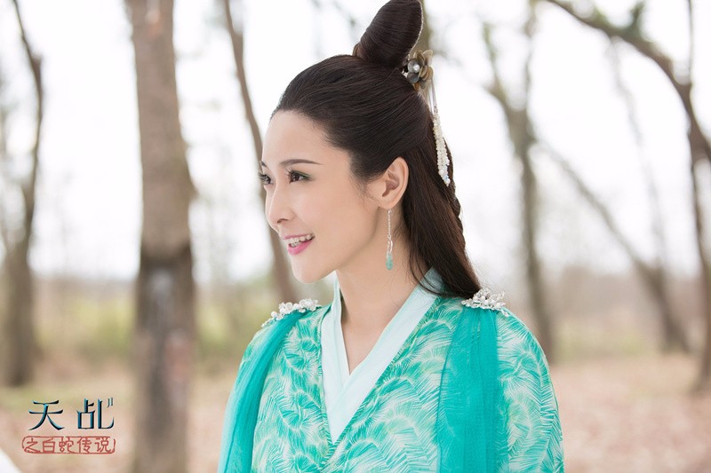 《天乩之白蛇传说》正在热播,剧中李曼饰演的小青化身攻气十足的山君