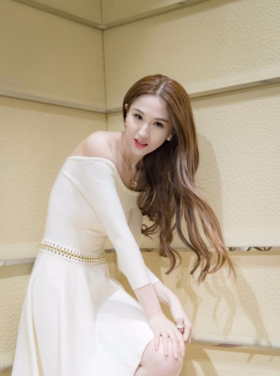 千娇百媚姿色诱人蓝燕