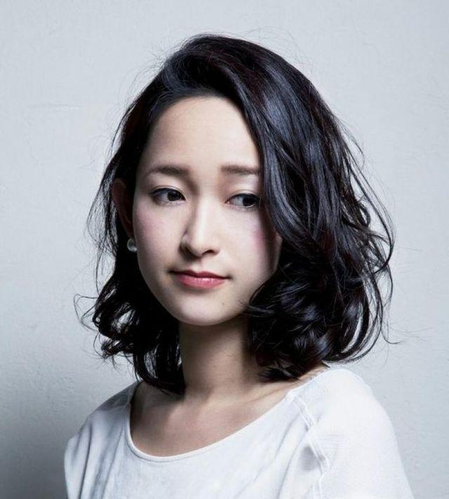 这样的黑卷发让你女神感提升,一点也不显老