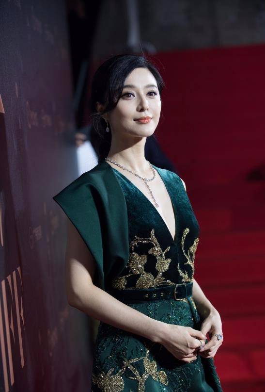 范冰冰一身丝绒深v长裙,身姿窈窕,魅力十足,美的让人移不开双眼范冰冰