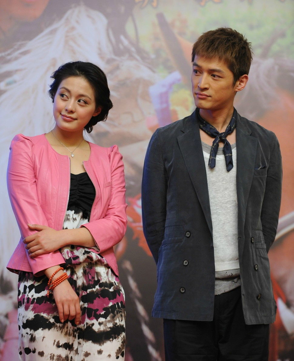 胡歌和某女星出席活动,网友,眼神好统一