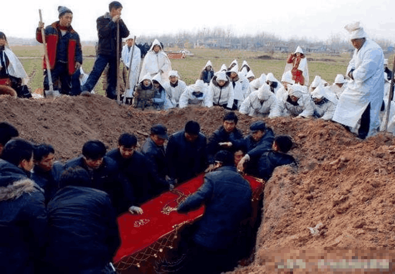 婆婆葬礼,老公说没时间回来,儿媳离开前告诉公公:去世两年了