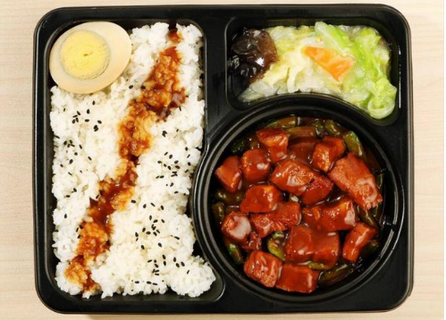 2,这个女生做了一份红烧肉的便当,看起来分量满满,还有配菜加了一个