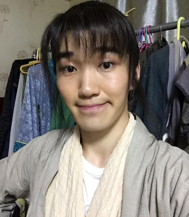 生活中焦闪州经常会发布一些模仿周星驰的作品,也经常自己饰演周星驰