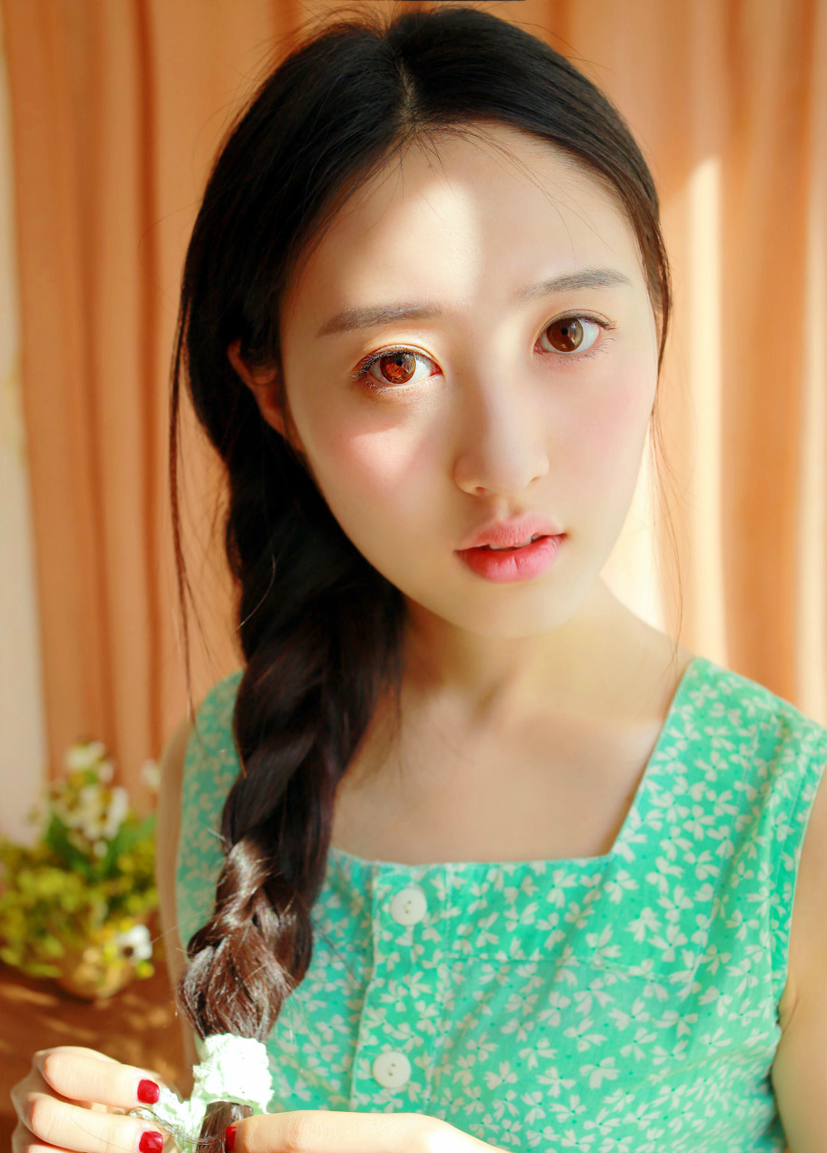一个青涩伊人朦胧可爱的小辫子姑娘