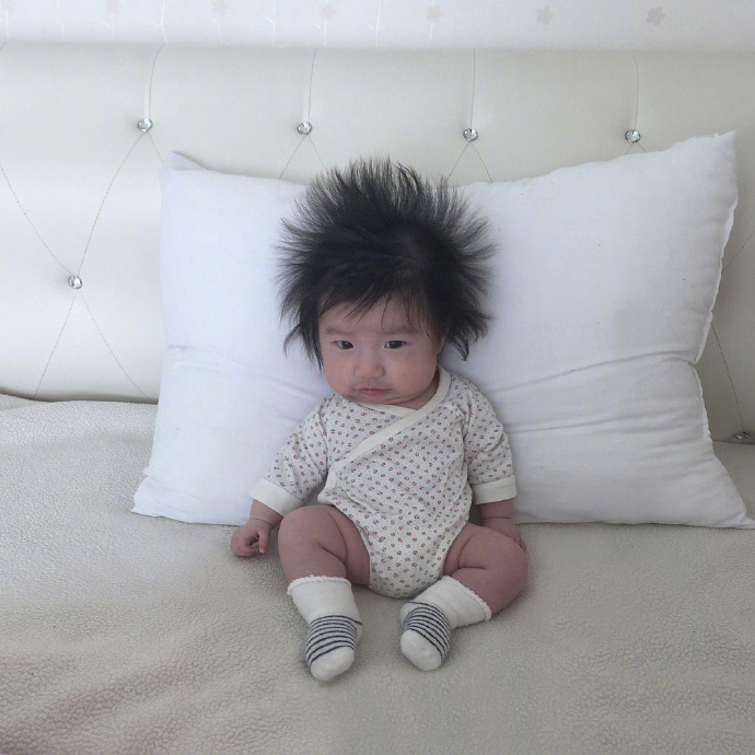 爆炸头宝宝,太可爱了