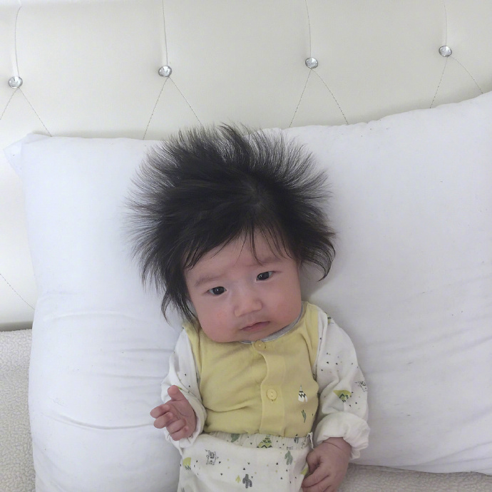 爆炸头宝宝,太可爱了