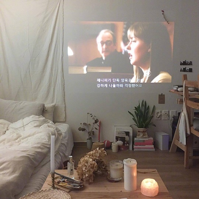 和喜欢的人一起窝在房间里看电影是件幸福的事