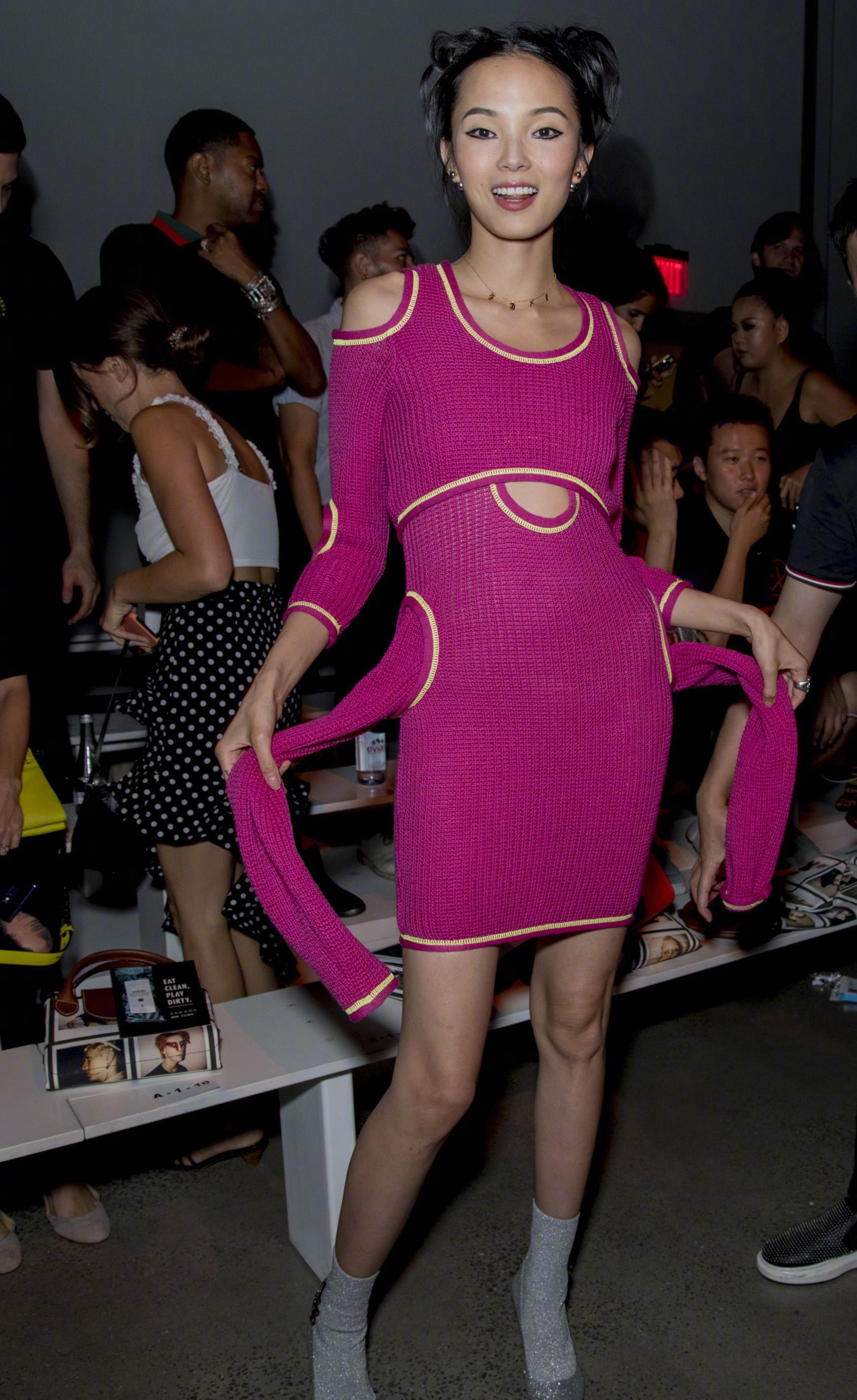 维密超模的时尚看不懂,雎晓雯毛衣裙配四个袖子,全靠身材撑着