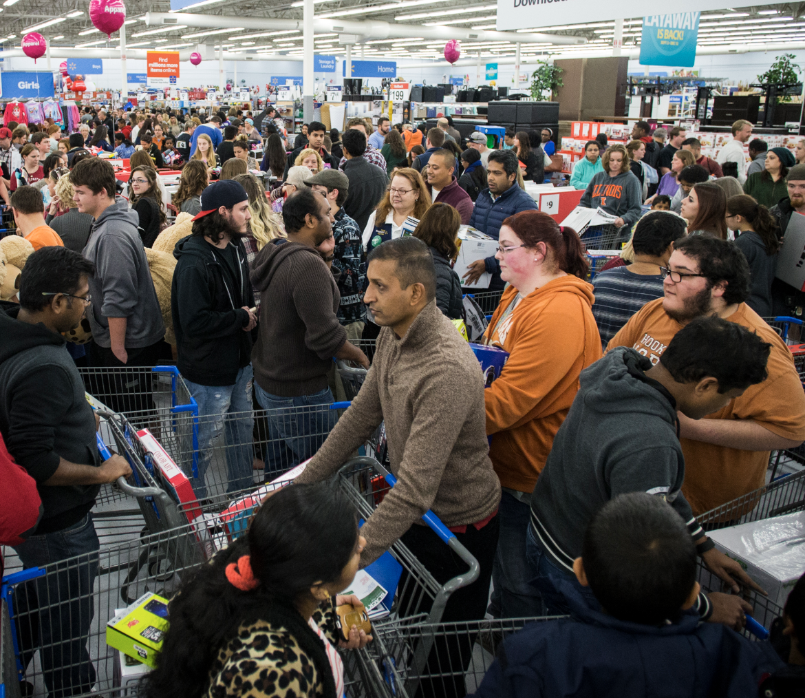 美国"黑色星期五"购物节开启,人们连夜排队抢购便宜货