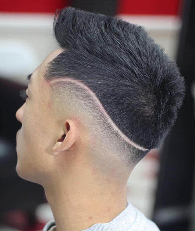 甚至连审美疲劳期都过了,于是不少男生开始尝试着剪刻痕发型