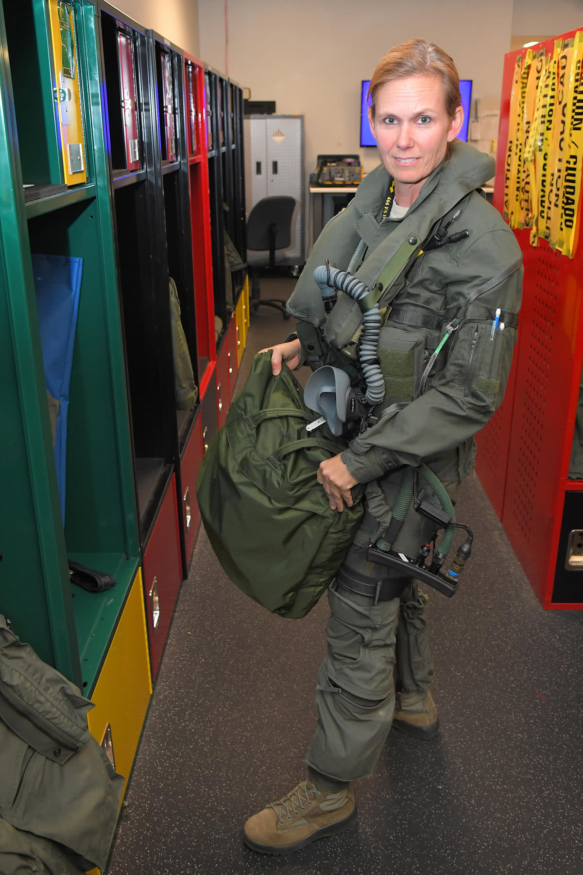 美军预备役女飞行员已经用上四代机!