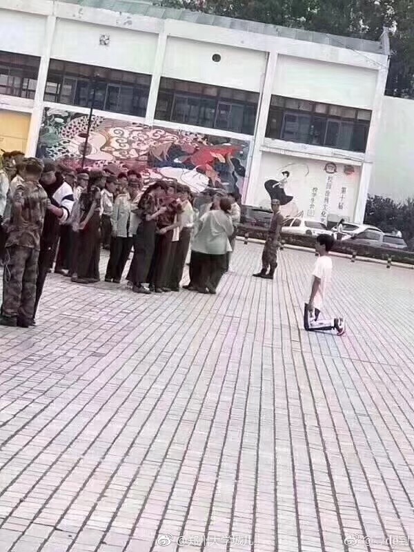 网爆某校大一新生向女友下跪认错…被教官拉走