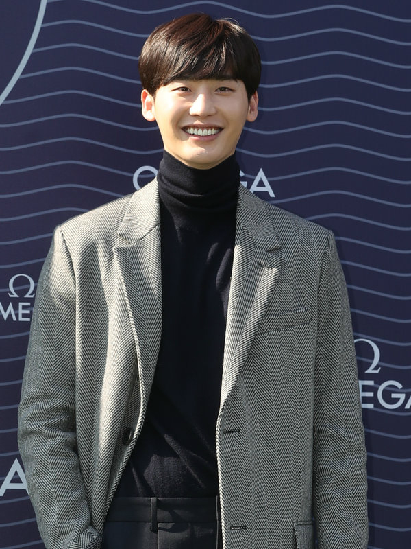 李钟硕腮帮子突出眼睛小却魅力十足,发福迎接入伍好好享受每一天