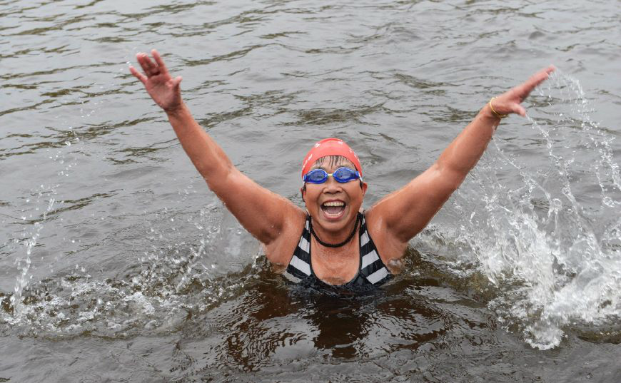 冬泳大妈迎接立冬节气到来也是蛮拼的