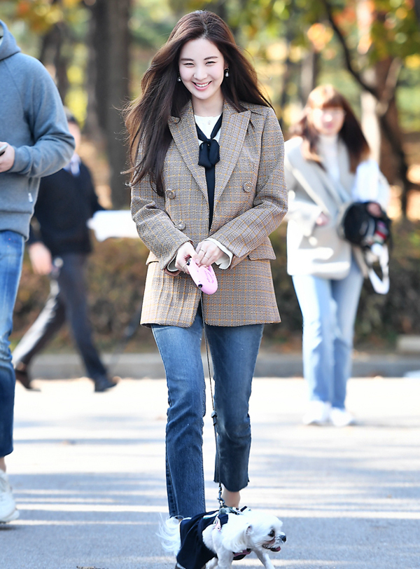 少女时代徐贤穿大热的格纹西服搭配牛仔裤,牵着爱犬如邻家女孩