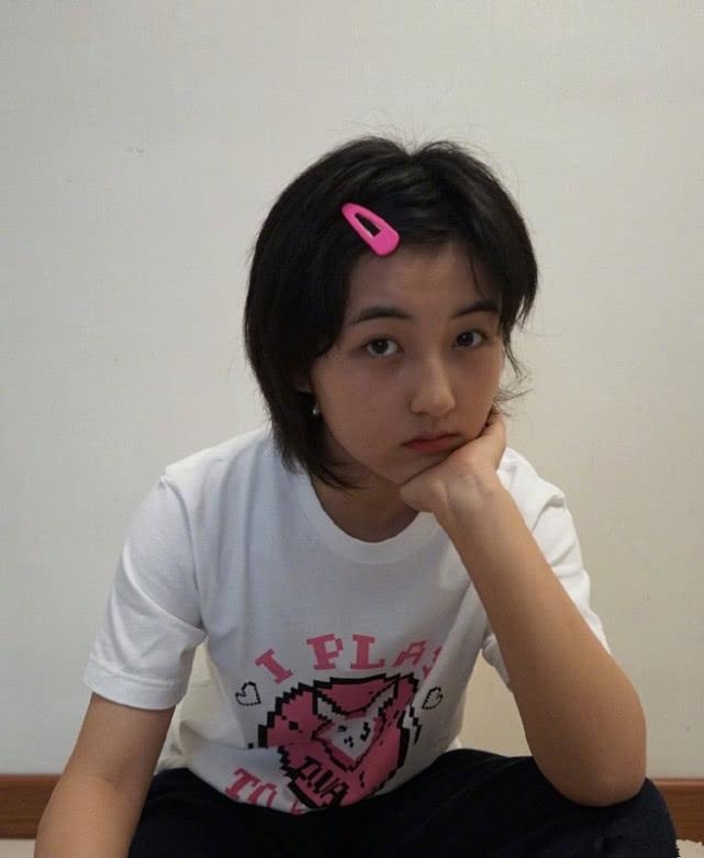 或者说,张子枫要是对自己的这个发型非常有执念的话,在头发上也学其他