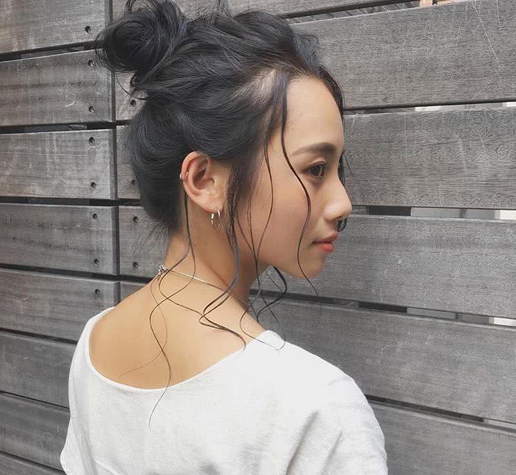 炎炎夏日丸子头扮嫩,女生时尚发型搭配!