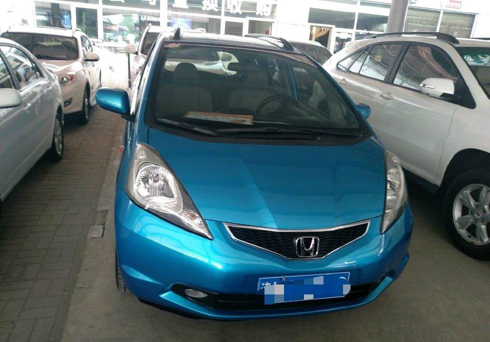 这辆车品牌型号是本田飞度(配置|询价),上牌时间是2010年12月,到目前