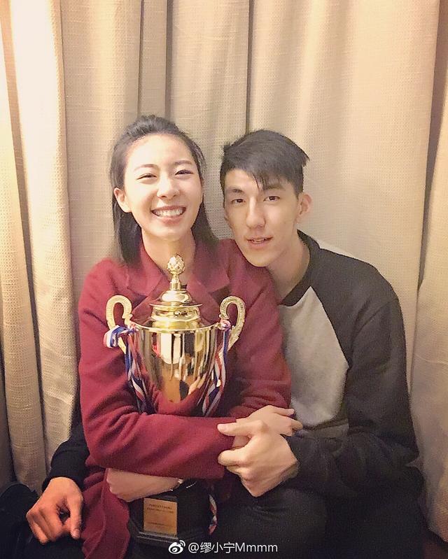 现年23岁的张哲嘉,身高2米11,司职副攻,被誉为中国男排的"小巨人".