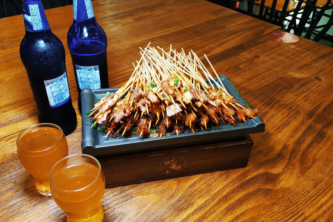 夏夜,吹着习习凉风,品着小酒,一边烤串一边喝酒看球赛聊聊人生