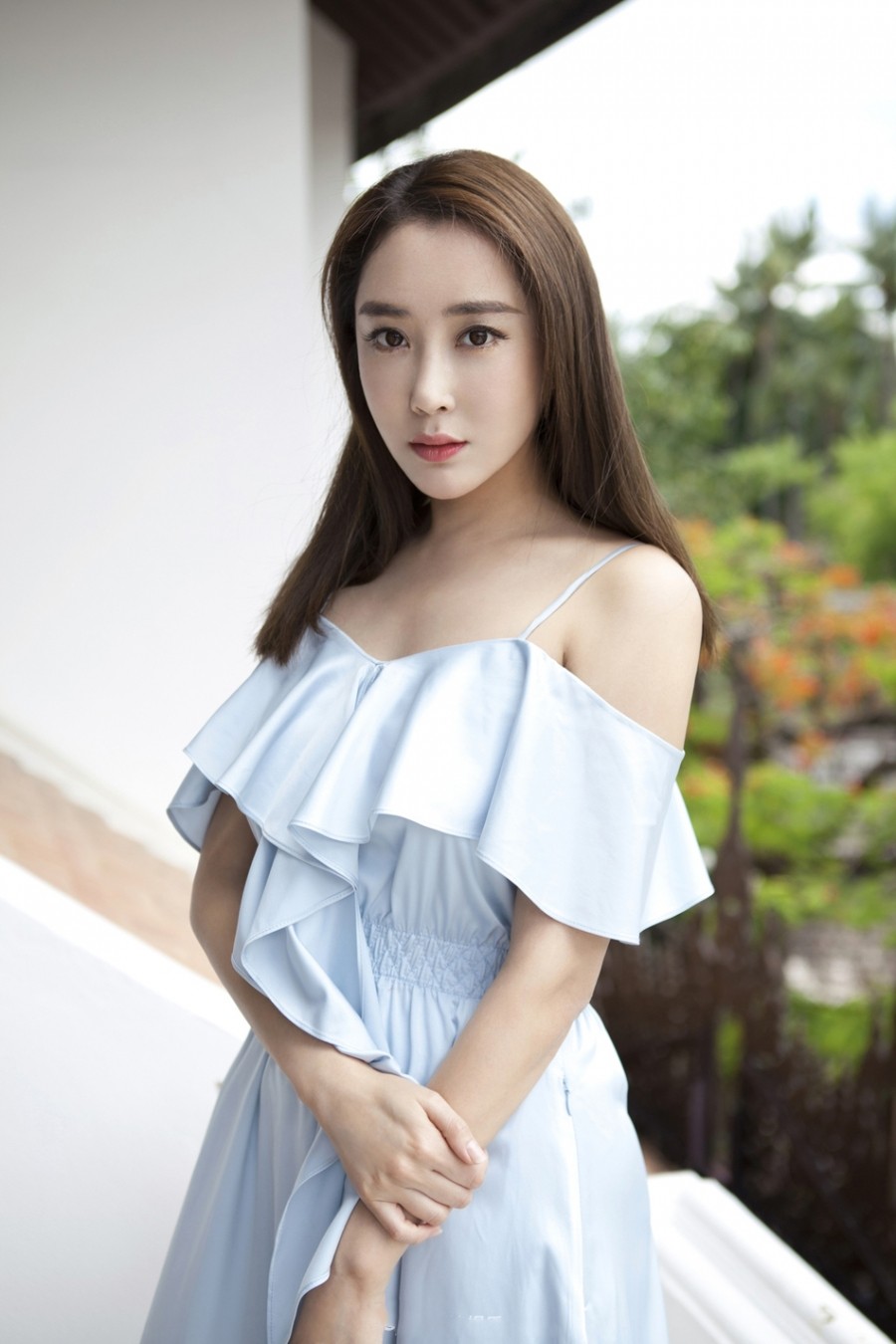 女神杜若溪拍摄风景写真 吊带长裙清新女人味十足