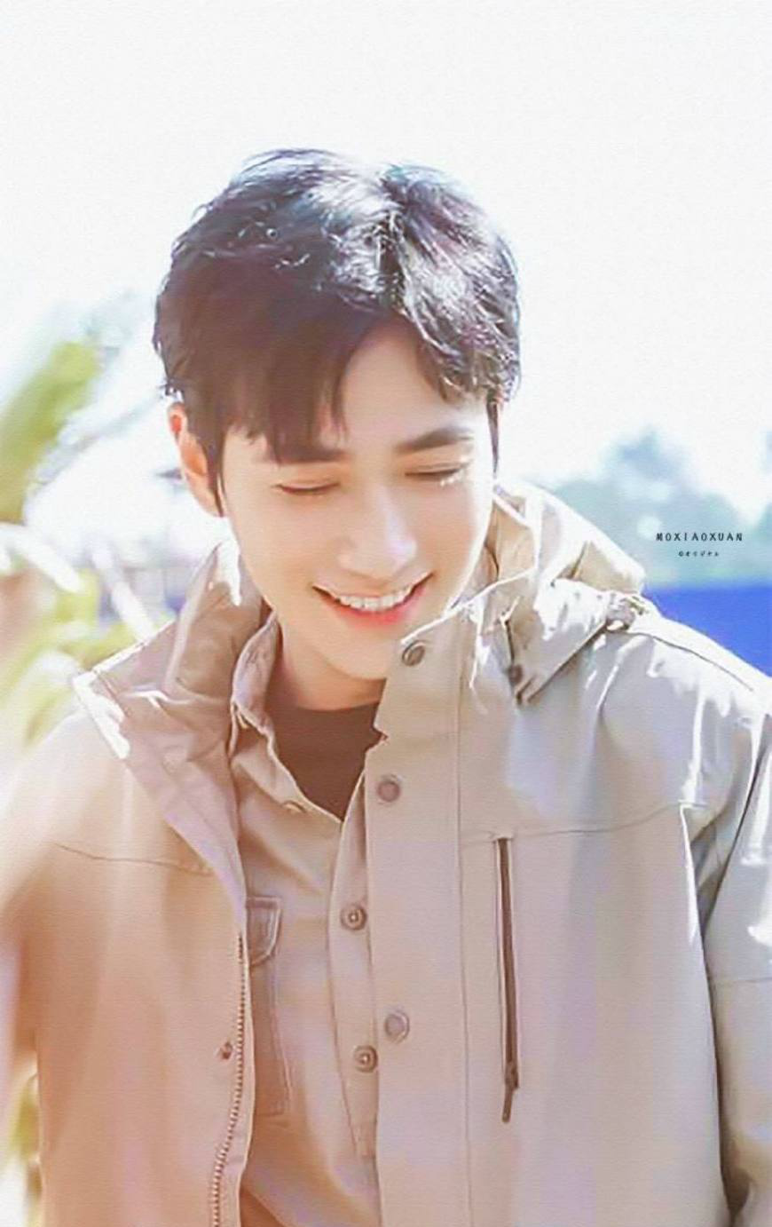 朱一龙现五五分身材,身后的地板都被p变形,小笼包霸气拍图解释