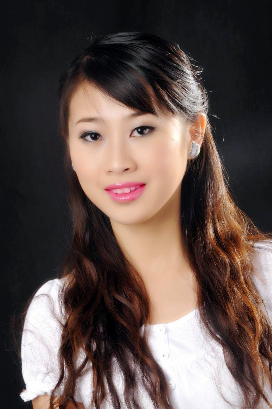 一个温柔美丽笑容怡人的清秀女子