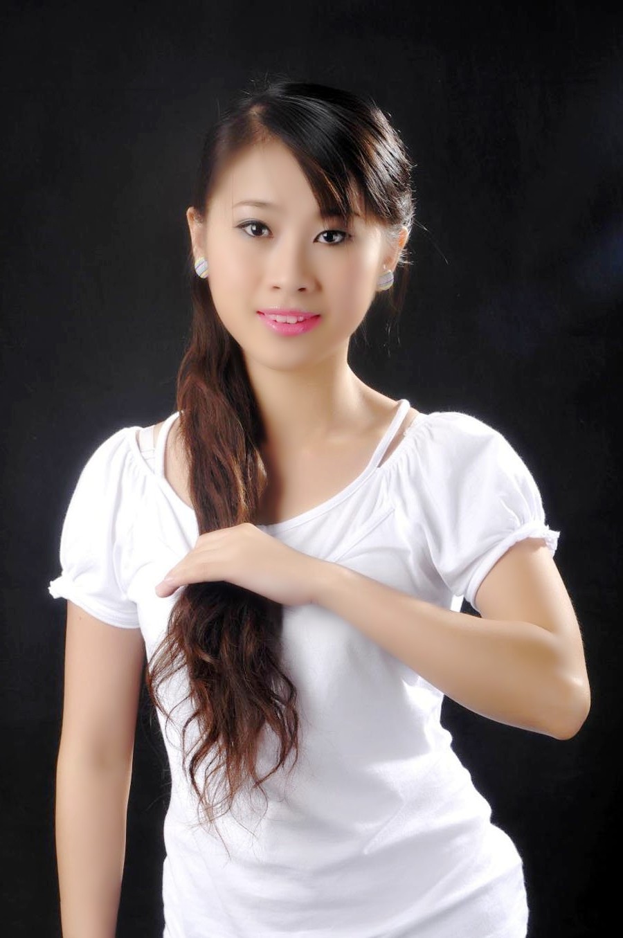 一个温柔美丽笑容怡人的清秀女子