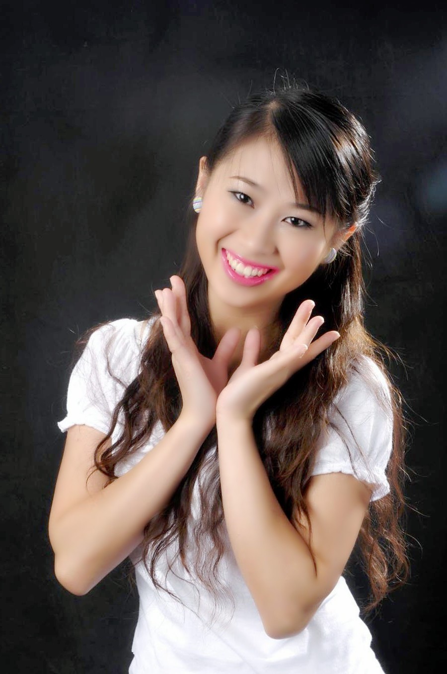 一个温柔美丽笑容怡人的清秀女子