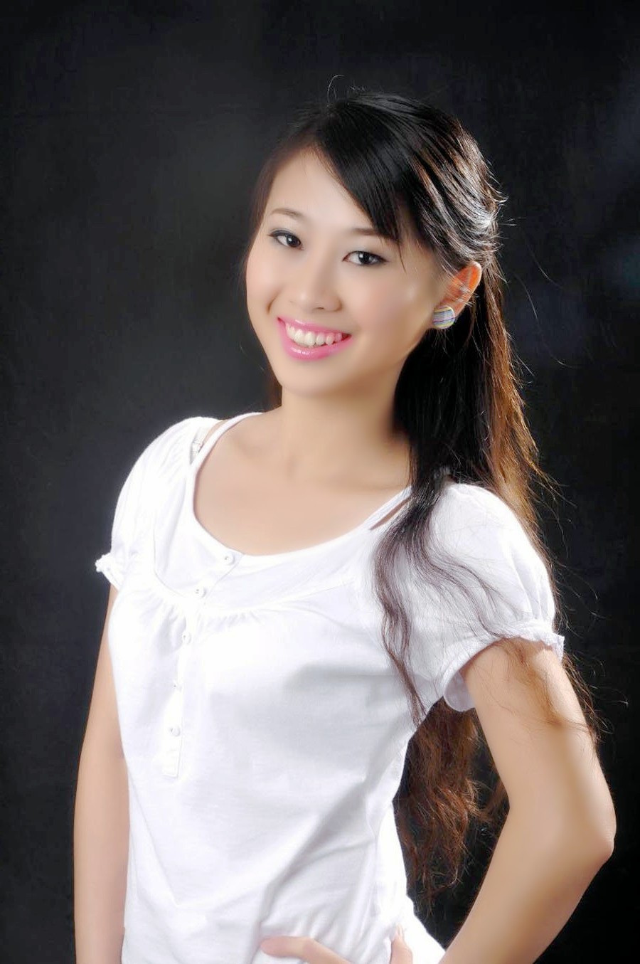 一个温柔美丽笑容怡人的清秀女子