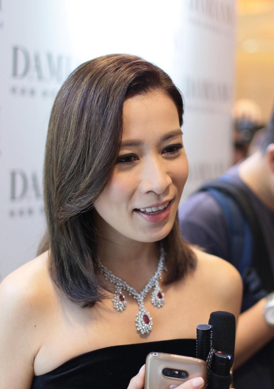 只见当天,佘诗曼一头俏丽的中长发,侧分的刘海碎发,搭配上精致的脸庞