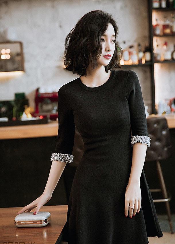 街拍气质美女长相酷似周迅, 穿一身黑色优雅收腰连衣裙十足女神范