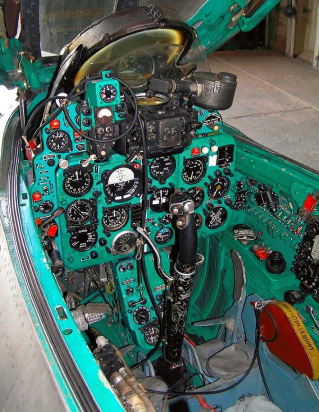 最大雷达直径也不到400毫米,很凄惨的样子 座舱盖也非常小,飞行员几乎