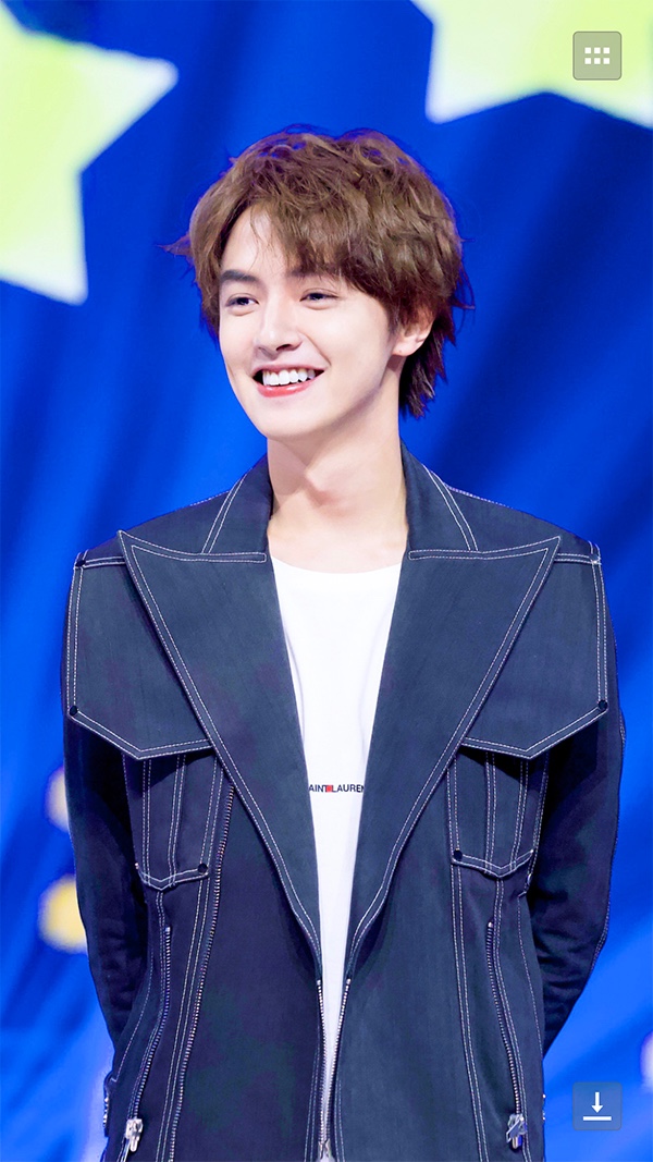 官鸿口音可爱 招牌微笑温柔力十足