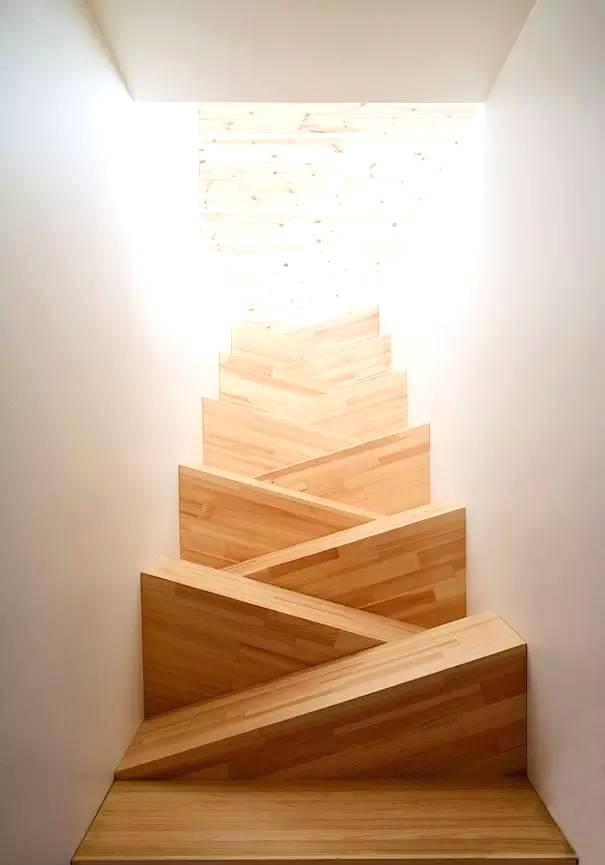 此楼梯突破了传统的构造,清新的形状让光芒能够从漏洞中自在地穿过