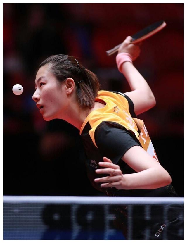 丁宁使用下蹲式发球被裁判直接罚分,却仍然坚持这样做!