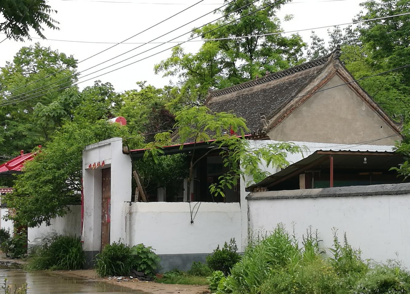 村里的楝树也开了紫色的小花,散发着浓浓的香味,村里有很多的小巷,在