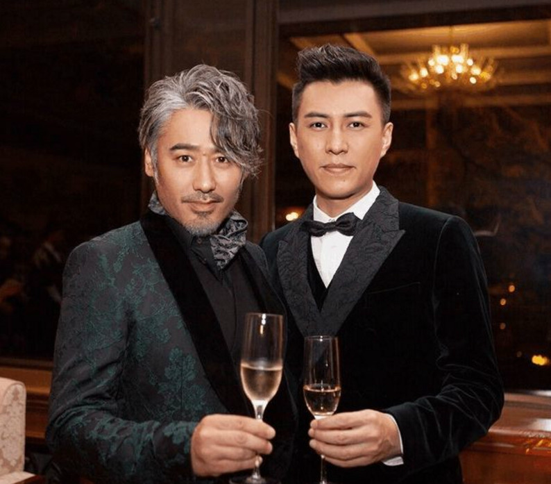 靳东和谁合影都是一脸正经,唯独图5不同,网友,这才是真爱