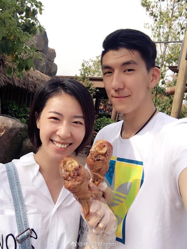 现年23岁的张哲嘉,身高2米11,司职副攻,被誉为中国男排的"小巨人".